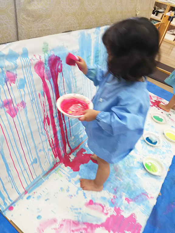 子どもの豊かな発想を育てるアート 保育園で大きな紙を使って絵の具遊び ワーママのための子育て情報webマガジン Karafuru からふる