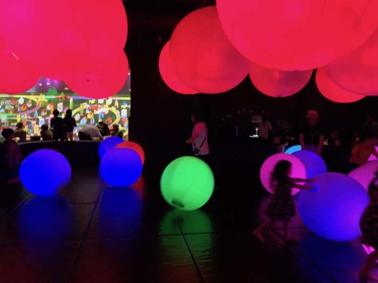 キャナルシティ博多「未来遊園地」の光のボールオーケストラで子ども達が遊んでる