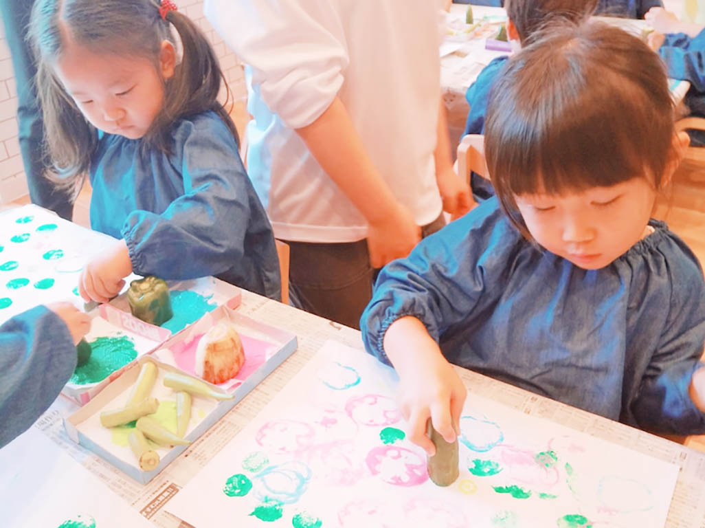 子どもの野菜嫌いも克服 断面クイズやスタンプ製作で食育を親子で楽しむ 絵本 やさいのおなか 読み聞かせ 野菜スタンプ作り ワーママのための子育て情報webマガジン Karafuru からふる