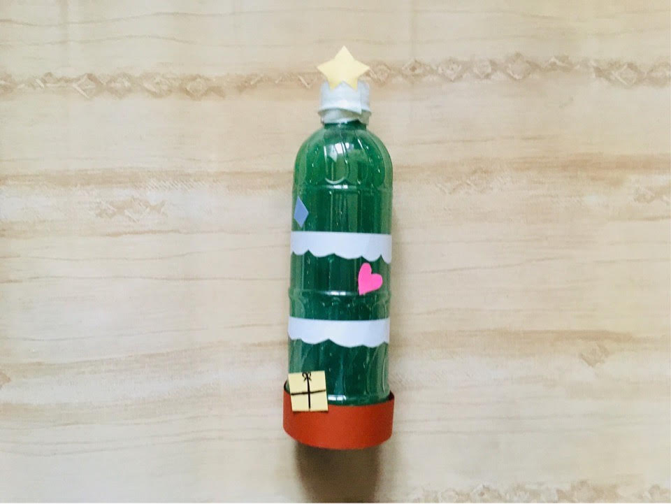 2歳児が喜ぶ廃材を使ったおもちゃ ペットボトル輪投げの作り方を紹介 ワーママのための子育て情報webマガジン Karafuru からふる