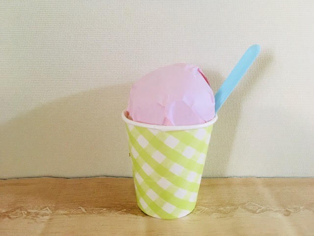 紙コップに入れたアイスのおもちゃ
