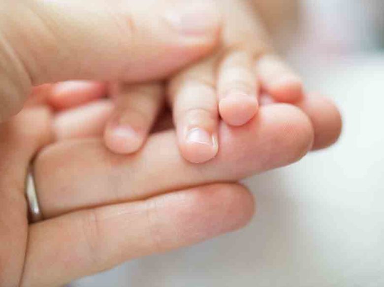 母親の手と赤ちゃんの手
