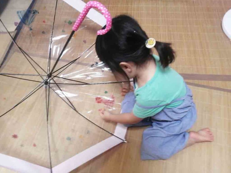 夏の簡単工作 幼児 小学生 大人も楽しい オリジナルビニール傘を作ろう ワーママのための子育て情報webマガジン Karafuru からふる