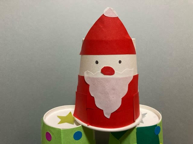 ４歳児でも簡単に作れる 紙コップでクリスマスツリー サンタの飾りを工作してみた ワーママのための子育て情報webマガジン Karafuru からふる
