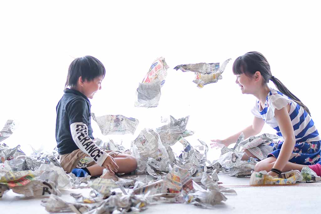 新聞紙でテントを作ろう おうちで簡単ピクニック気分 ワーママのための子育て情報webマガジン Karafuru からふる